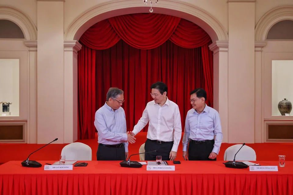 Bakal Perdana Menteri, Encik Lawrence Wong (tengah), akan dibantu dua Timbalan Perdana Menteri, Encik Gan Kim Yong (kiri) dan Encik Heng Swee Keat (kanan), dalam terus mengemudi pemerintah sehingga akhir penggalnya apabila pilihan raya umum diadakan.