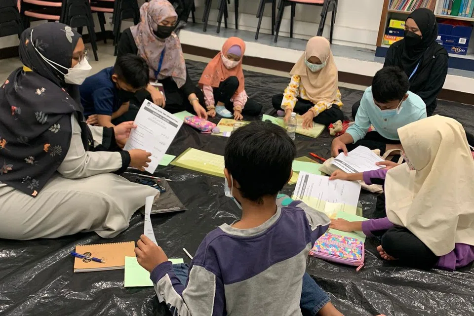MELENTUR BIARLAH DARI REBUNG: Pelajar sekolah rendah ketika menghadiri kelas Al-Quran anjuran Masjid Ar-Raudhah. 