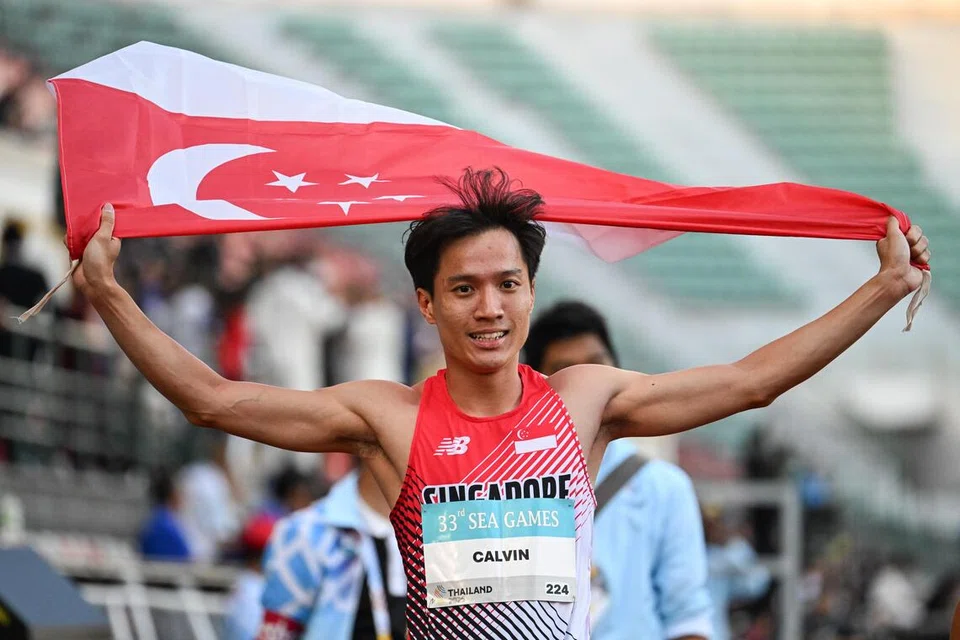 Atlet lompat pagar negara, Calvin Quek, meraih pingat emas Singapura pertama di acara lompat pagar 400m lelaki sejak Sukan SEA 1965.