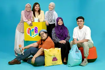 Pasukan OMGxBH terdiri daripada (dari belakang kiri, ikut putaran jam) Pereka Digital, Raja Nurul Huda Raja Ahmad; Timbalan Editor Audiens dan Perkembangan Berita Harian (BH), Cik Rabiatul Adawiya Binhan; Eksekutif Audiens dan Perkembangan BH, Cik Kaiyishah Ayuni; Editor Video, Encik Muhammad Firdaus Mahadi; Editor Audiens dan Perkembangan BH, Cik Norhaiza Hashim; dan Pencipta Kandungan, Cik Nur Sabrina Masri.