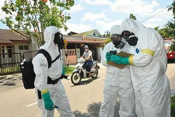 UJI MUTU UDARA: Kakitangan Jabatan Bomba dan Penyelamat menggunakan pengesan gas untuk memeriksa mutu udara di Pasir Gudang berikutan kejadian pencemaran di sekitar kawasan itu. - Foto THE STAR