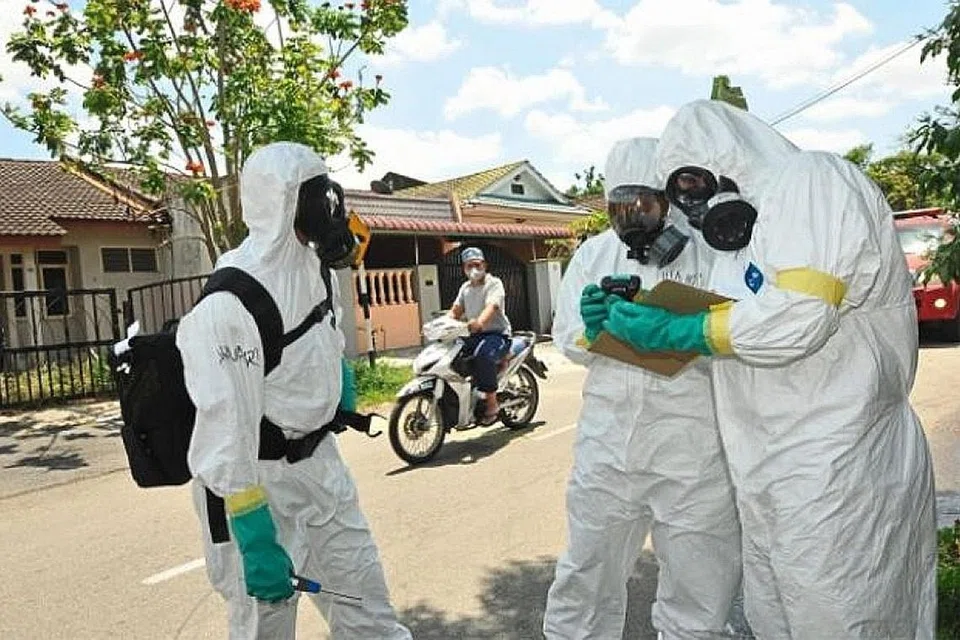 UJI MUTU UDARA: Kakitangan Jabatan Bomba dan Penyelamat menggunakan pengesan gas untuk memeriksa mutu udara di Pasir Gudang berikutan kejadian pencemaran di sekitar kawasan itu. - Foto THE STAR