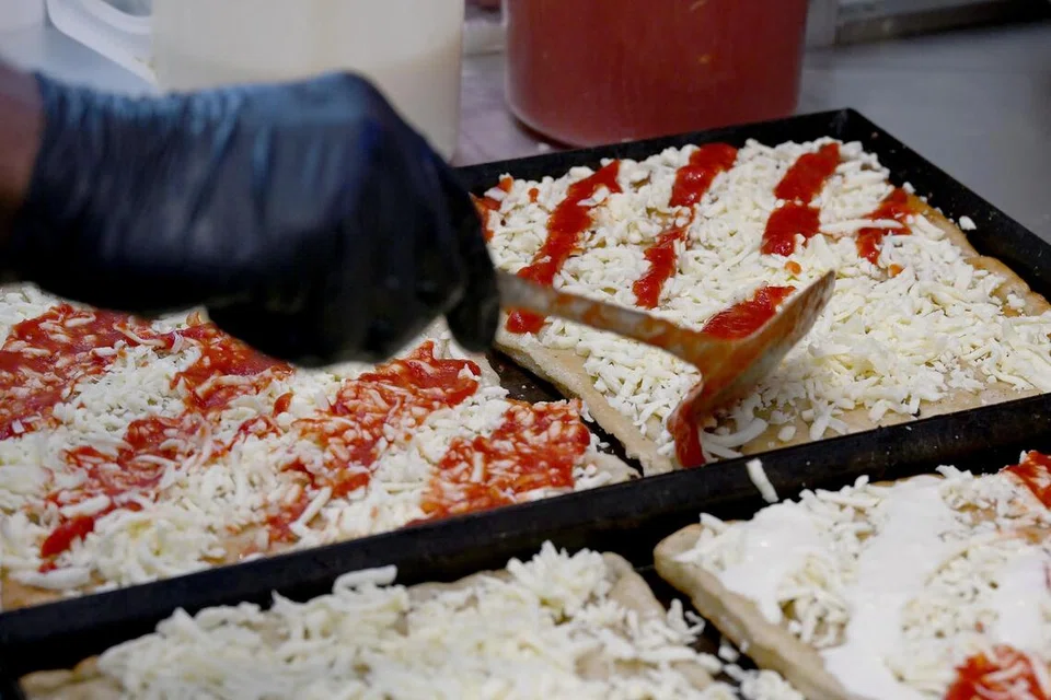 Goldenroy Sourdough Pizza meletakkan sos tomato secara berjalur. Ini untuk memastikan pelanggan dapat menikmati rasa yang berbeza. 