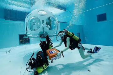 PENGALAMAN LUAR BIASA: Pelanggan dapat mengalami suasana restoran The Pearl yang berada sedalam lima meter di Nemo 33, salah satu kolam paling dalam di dunia yang dibina untuk melatih penyelam profesional. - Foto REUTERS