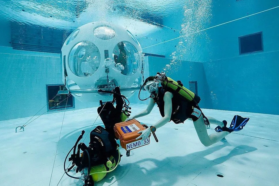 PENGALAMAN LUAR BIASA: Pelanggan dapat mengalami suasana restoran The Pearl yang berada sedalam lima meter di Nemo 33, salah satu kolam paling dalam di dunia yang dibina untuk melatih penyelam profesional. - Foto REUTERS