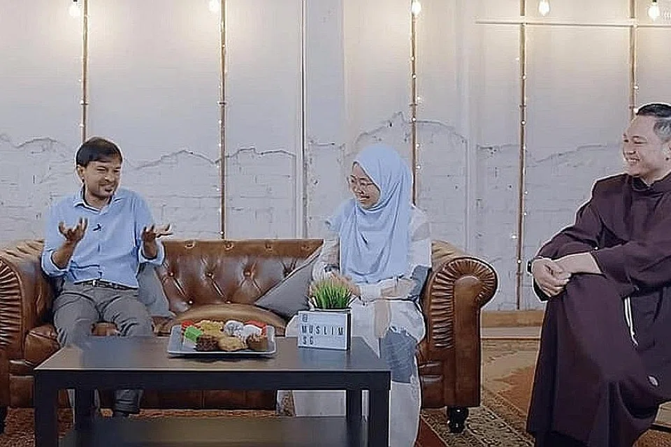 USAHA SILANG AGAMA: Antara usaha AYN adalah siri video yang berjudul "Food & Faith" (Agama & Hidangan) yang menonjolkan penglibatan AYN dan wakil agama lain menjamu hidangan bersama dan saling berkongsi pelbagai aspek agama masing-masing. - Foto-Foto AYN 