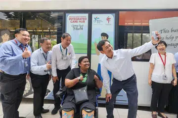 HAB BERSEPADU: Menteri Kesihatan, Encik Ong Ye Kung, (dua dari kanan) membuat kunjungan ke ICH-TTSH yang mula menerima pesakit pada Isnin.