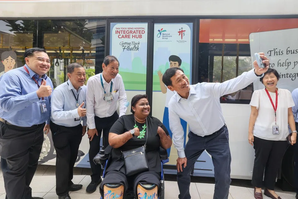 HAB BERSEPADU: Menteri Kesihatan, Encik Ong Ye Kung, (dua dari kanan) membuat kunjungan ke ICH-TTSH yang mula menerima pesakit pada Isnin.