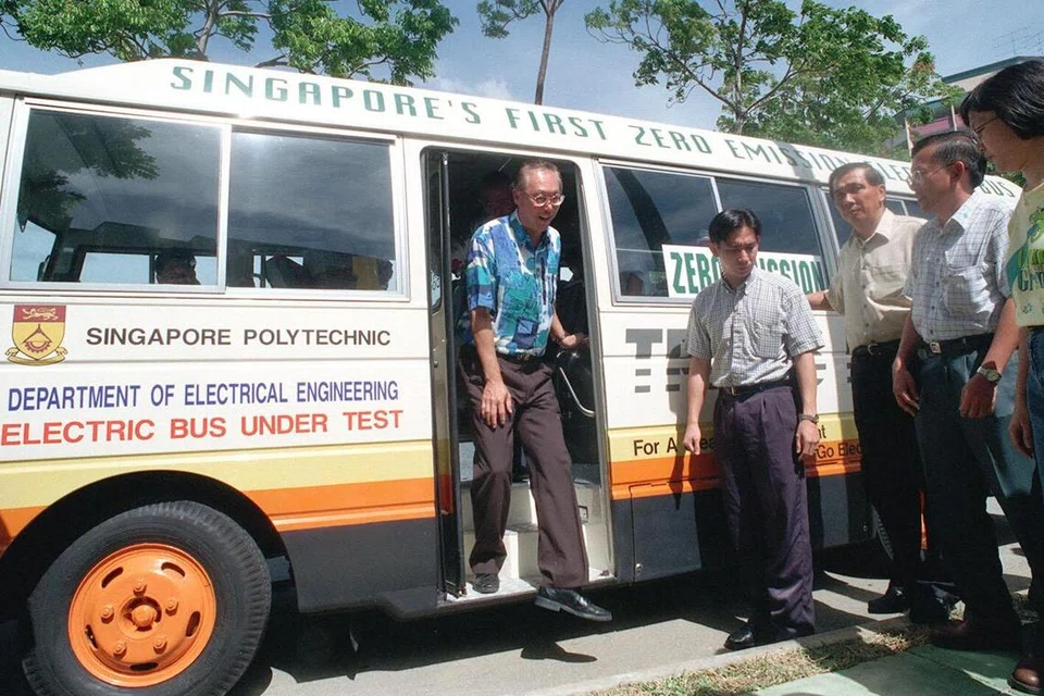 Politeknik Singapura bekerjasama dengan syarikat Trans-Island Bus Services (TIBS) dalam kajian penyelidikan bas elektrik mesra alam pada 1997.  Ketua Jabatan Kejuruteraan Elektrik Politeknik Singapura, Dr Tan Seng Wee, telah menjemput Perdana Menteri ketika itu, Encik Goh Chok Tong, untuk menaiki bas mesra alam tersebut sempena Perasmian Rasmi Minggu Bersih dan Hijau pada 1999.