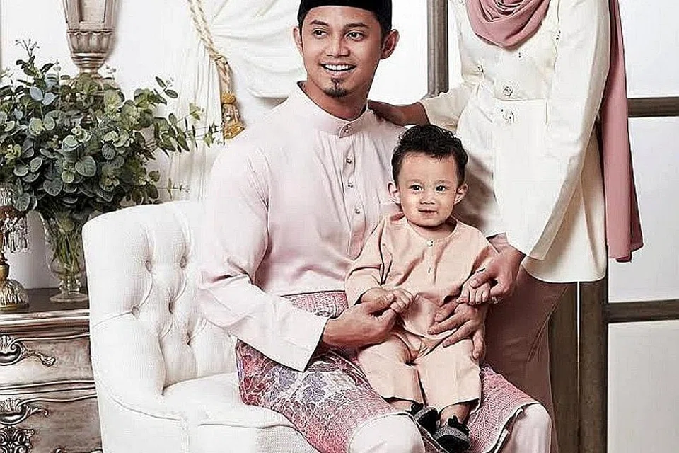 DUTA BAJU RAYA: Pasangan pelakon Hairul Azreen dan Hanis Zalikha serta anak mereka Yusuf Iskandar, yang mempunyai ramai pengikut di Instagram, menjadi duta baju Raya Jakel tahun ini. - Foto INSTAGRAM JAKEL TEXTILE