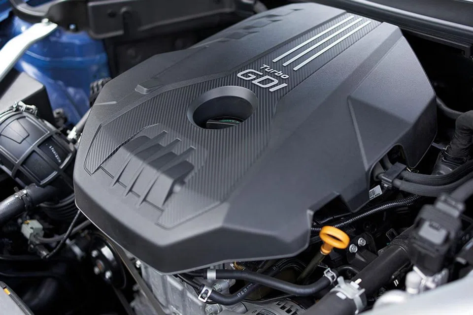 BERKUASA TURBO BERKEMBAR: Kia Stinger 3.3 GT V6 (A) dilengkapi enjin 3,342 cc yang mampu menjana 272kW (365 kuasa kuda). Iamembolehkannya memecut dari 0-100 kmj dalam masa 4.9 saat.