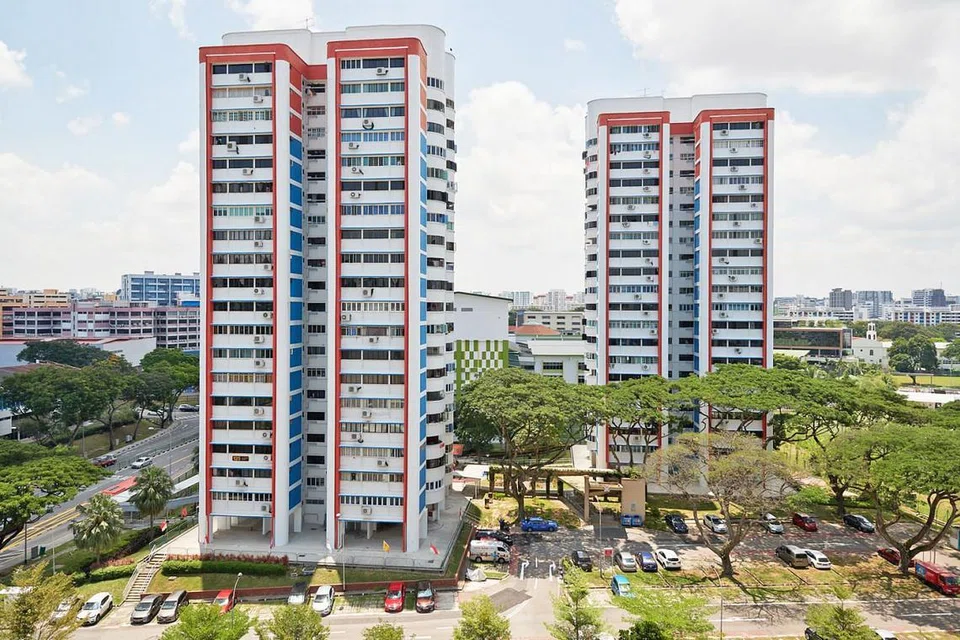 TINGKATKAN RUMAH LAMA: Kawasan di Aljunied ini yang merangkumi blok yang dibina pada 1983 sudah pun selesai menjalani Program Peningkatan Rumah (HIP) baru-baru ini. - Foto BM oleh LIN ZHAOWEI