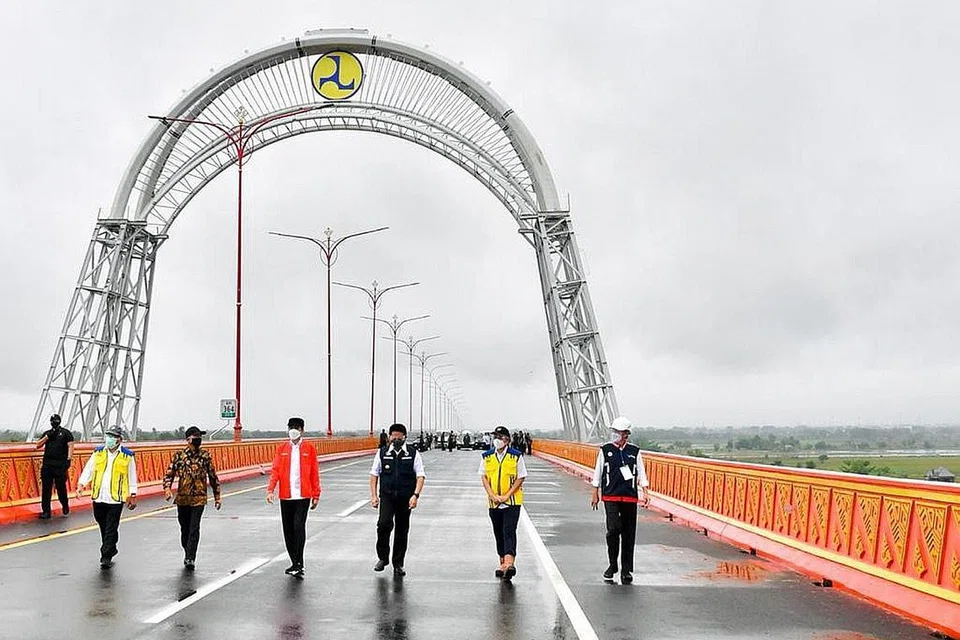 PEMBANGUNAN EKONOMI, MANFAAT RAKYAT: Presiden Joko 'Jokowi' Widodo semasa perasmian Projek Trans Sumatra, pembangunan lebuh raya pertama di Sumatra yang menjangkau sekitar 2,000km dan dijangka siap pada 2024 dan akan menghubungkan Aceh di utara dan Lampung di selatan pulau Sumatra, - Foto KEMENTERIAN KERJA RAYA DAN PERUMAHAN INDONESIA