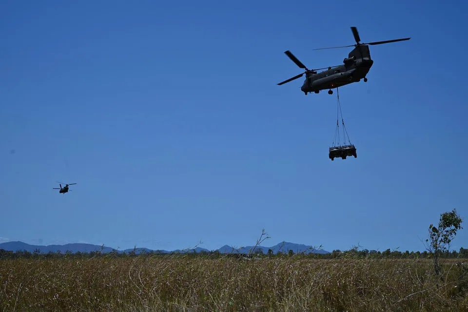 Helikopter ‘Chinook’ RSAF berjaya membawa kenderaan ‘Light Strike Vehicle Mark II’ atau LSV (Kenderaan Tempur Ringan) dengan anggota SAF untuk menuju ke lokasi seterusnya.  