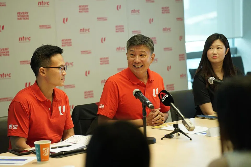 TAKLIMAT MEDIA: (Dari kiri) Penolong Setiausaha Agung NTUC, Encik Desmond Choo; Setiausaha Agung NTUC, Encik Ng Chee Meng dan Setiausaha Eksekutif NTUC Muda, Cik Wendy Tan berkongsi hasil dapatan dan inisiatif yang disyorkan daripada laporan Kumpulan Kerja Belia NTUC.