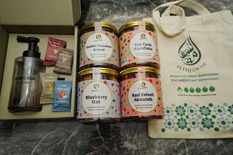 Setiap pek habuan bernilai $72, mengandungi set sabun tangan (tajaan relawan) dan empat aneka biskut Hari Raya yang disiapkan oleh banduan dari Yellow Ribbon Bakery.