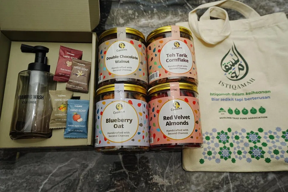Setiap pek habuan bernilai $72, mengandungi set sabun tangan (tajaan relawan) dan empat aneka biskut Hari Raya yang disiapkan oleh banduan dari Yellow Ribbon Bakery.