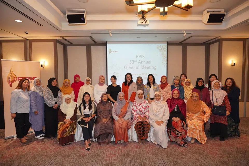 Profesor Madya Razwana Begum Abdul Rahim, (lima dari kiri) bersama anggota Lembaga Tadbir Urus PPIS.