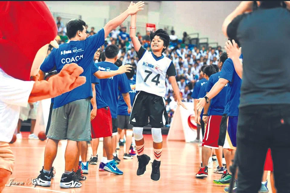 IMPIAN MENJADI NYATA: Fatin (atas, jersi 74) amat menghargai peluang menyaksikan perlawanan NBA secara langsung serta bertemu dengan legenda-legenda NBA di Shanghai. - Foto MY ACTIVE SG 