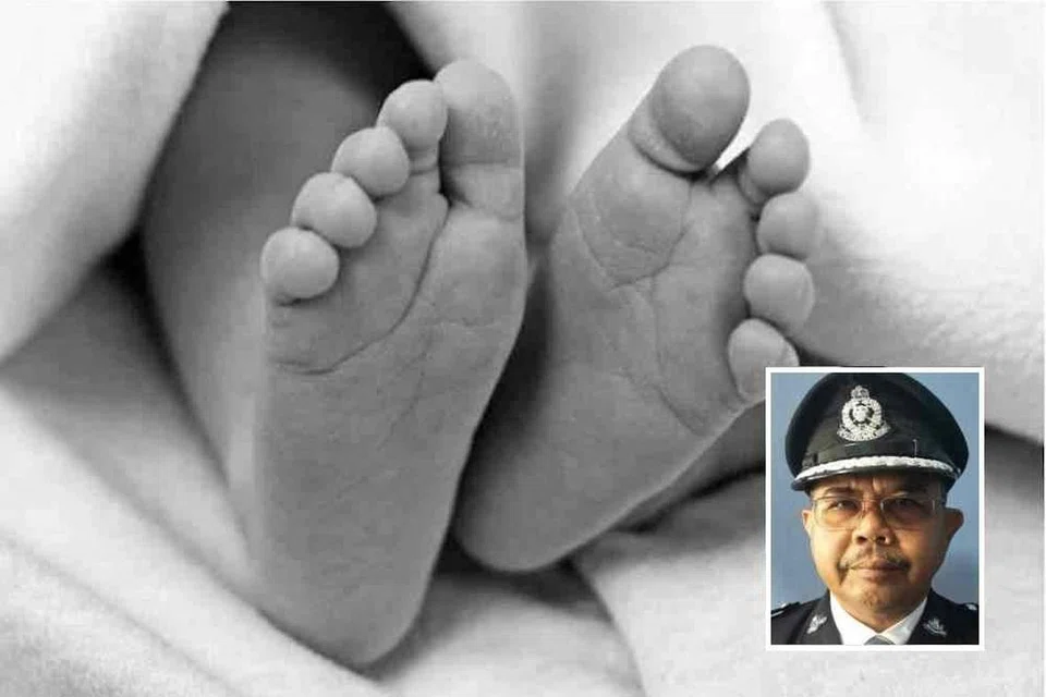Ketua Polis Daerah Besut, Superintenden Abdul Rozak Muhammad (gambar kecil), memaklumkan kematian seorang bayi lelaki berusia 20 bulan akibat dilanggar kereta dipandu bapanya sendiri ketika sedang mengalihkan kenderaan di rumah mereka di Besut, Terengganu. 