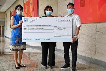 INGIN BANTU PELAJAR MISKIN: (Dari kiri) Editor bersekutu SPH Media, Cik Jeanette Lee, menerima cek daripada ketua pegawai eksekutif Q'son, Cik Sally Chua, dan pengarah eksekutifnya, Encik Alan Lee, semalam. - Foto BH oleh KUA CHEE SIONG