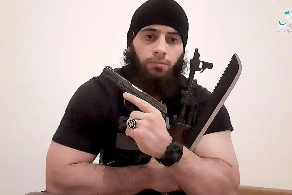 WAJAH PENGGANAS: Agensi berita 'Amaq' yang mendukung ISIS, memaparkan identiti seorang lelaki yang dikenal pasti sebagai 'Abu Dagnah Al-Albany' yang menyatakan dia telah menyerang orang ramai di kawasan tumpuan ramai di Vienna dengan bersenjatakan pistol dan mesingan. - Foto REUTERS