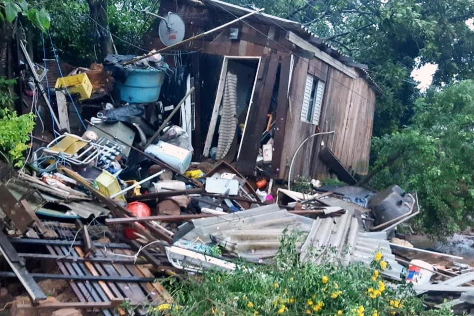 ANGKARA TAUFAN: Ribuan rumah musnah dan 13 kematian dilaporkan apabila ribut taufan melanda Brazil – yang paling buruk berlaku di wilayah Sao Leopoldo, pada Sabtu. 