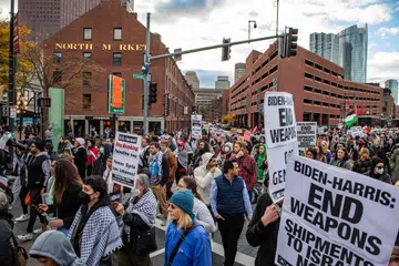 Penunjuk perasaan pro-Palestin berarak dalam perhimpunan ‘Tiada Undi untuk Genosid’ yang dianjurkan oleh Pakatan Boston bagi Palestin menjelang pilihan raya umum Amerika Syarikat di Boston pada 2 November.