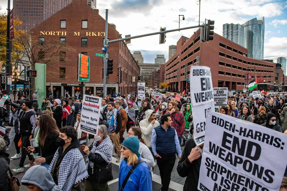 Penunjuk perasaan pro-Palestin berarak dalam perhimpunan ‘Tiada Undi untuk Genosid’ yang dianjurkan oleh Pakatan Boston bagi Palestin menjelang pilihan raya umum Amerika Syarikat di Boston pada 2 November.