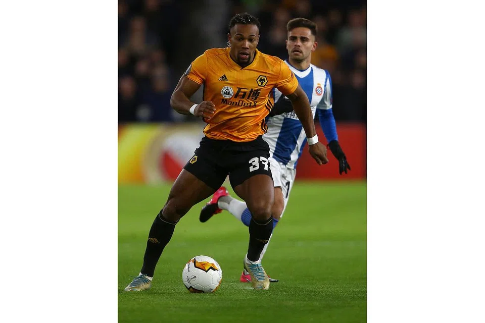 SASA DAN PANTAS: Tubuhnya sasa bak pemain ragbi tetapi Adama Traore boleh berlari begitu pantas dengan bola. Beliau telah memanfaatkan kelebihan ini untuk menjaringkan gol dan merintis peluang jaringan bagi rakan-rakannya. Hasilnya, pasukan Traore, Wolves, kini beraksi melebihi jangkaan untuk bersaing bagi kelayakan ke Liga Juara-Juara Eropah musim depan. - Foto AFP