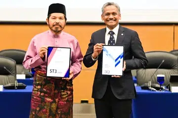 Ketua Perangkawan Negara, Datuk Seri Mohd Uzir Mahidin (kiri), bersama Gabenor Bank Negara Malaysia (BNM), Datuk Seri Abdul Rasheed Ghaffour, menunjukkan buku laporan Hasil Dalam Negara Kasar (GDP) Suku Tahun Ketiga 2025 di Kuala Lumpur.