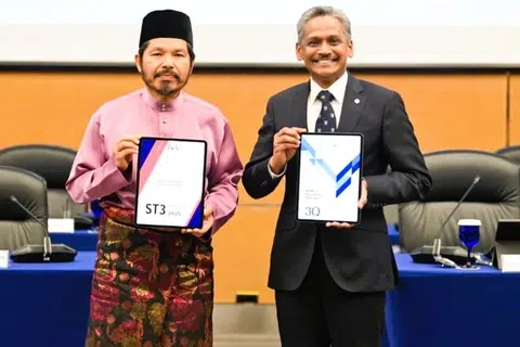 Ketua Perangkawan Negara, Datuk Seri Mohd Uzir Mahidin (kiri), bersama Gabenor Bank Negara Malaysia (BNM), Datuk Seri Abdul Rasheed Ghaffour, menunjukkan buku laporan Hasil Dalam Negara Kasar (GDP) Suku Tahun Ketiga 2025 di Kuala Lumpur.
