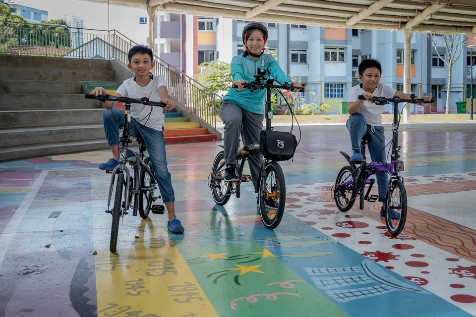Dengan masa pekerjaannya yang fleksibel, Cik Nur Sharmin yang berasal dari Filipina, gembira dapat sering menemani anak-anaknya bermain. 