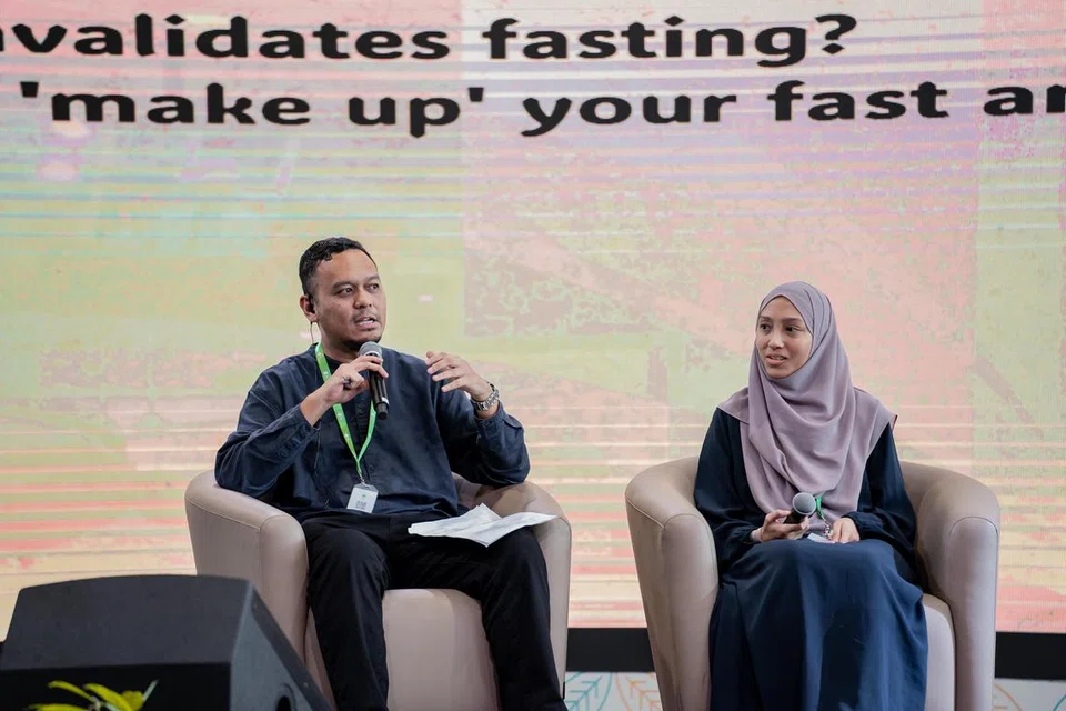 Sesi perkongsian dikendalikan oleh Ustaz Haziq Ashyraf (kiri) dan Ustazah Effa Nur Umairah (kanan) yang memberi pemahaman yang mendalam tentang berpuasa.