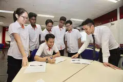 MODUL KEWANGAN: Encik Hairul mengajar Kemahiran Hayat, yang juga merangkumi modul kecelikan kewangan, kepada pelajarnya di ITE Kolej Barat. - Foto BH oleh IQBAL FAIZAL
