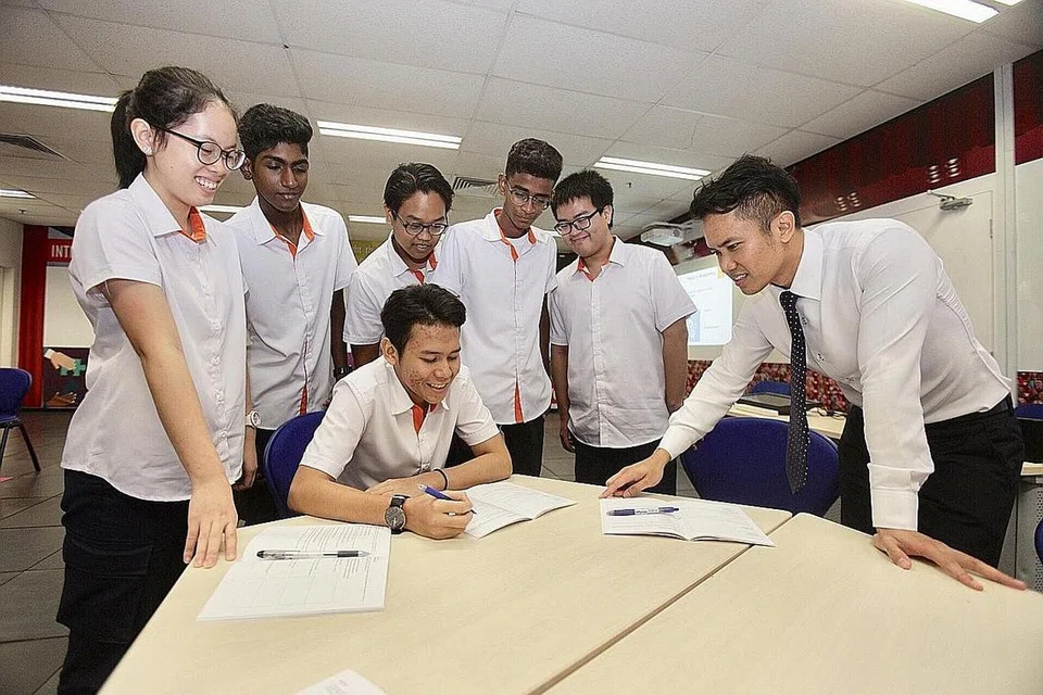 MODUL KEWANGAN: Encik Hairul mengajar Kemahiran Hayat, yang juga merangkumi modul kecelikan kewangan, kepada pelajarnya di ITE Kolej Barat. - Foto BH oleh IQBAL FAIZAL