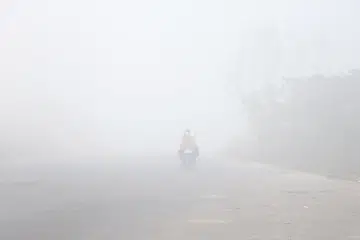 Penunggang motosikal memakai pelitup muka ketika meredah jerebu tebal akibat kebakaran hutan dan lahan di Banyuasin, Sumatera Selatan, Indonesia, pada 3 September. Kebakaran yang semakin buruk akibat musim kering dipengaruhi El Niño turut membabitkan kawasan gambut, dengan api boleh terus membara di bawah tanah dan sukar dikesan satelit. Jerebu berbahaya itu turut menjejaskan negara jiran, termasuk Malaysia dan Filipina.