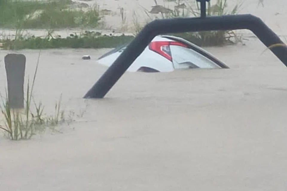 MUSNAH AKIBAT BANJIR: Sebuah kereta dihanyutkan banjir di Kota Tinggi susulan kejadian banjir yang memburuk melanda daerah itu pada 8 Januari.