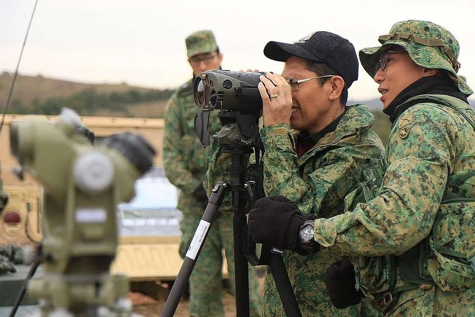 PANTAU LATIHAN: Latihan Daring Warrior 2018 melibatkan Sistem Roket Meriam Mobiliti Tinggi (HIMARS) milik SAF dan Sistem Roket Pelancaran Berbilang milik tentera Amerika. Peluru hidup digunakan dalam latihan itu. - Foto: KEMENTERIAN PERTAHANAN
