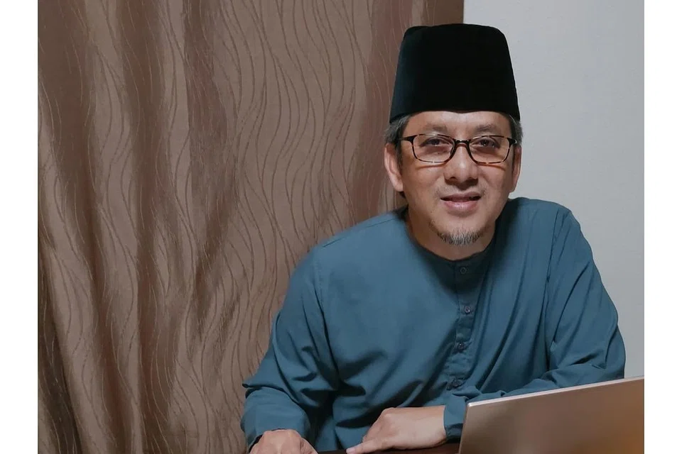 GIGIH MENGAJAR: Dua lulusan dari Persatuan Guru-Guru Al-Quran (Pergeraq) yang sudah pun meraih sijil Skim Pengiktirafan Asatizah (ARS) dan mengajar Al-Quran kepada masyarakat Islam di sini. Mereka ialah Ustazah Sabariah Samsudin dan Ustaz Zubaidi Ramli (atas). - Foto-foto PERGERAQ