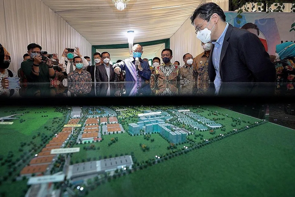 HASIL KERJASAMA: Encik Wong (kanan) mendengar taklimat tentang pencapaian Taman Perindustrian Kendal sejauh ini. - Foto MCI