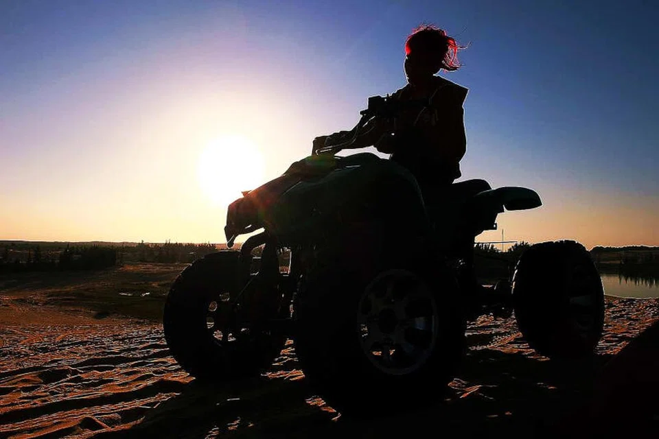 KEGIATAN RIADAH: Antara kegiatan kegemaran di padang pasir adalah menunggang kenderaan ATV.