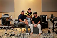 MOHON MAAF: OKLETSGO telah mengeluarkan kenyataan memohon maaf atas kandungan rancangan mereka yang menyinggung wanita. Hos rancangan podcast OKLETSGO, terdiri daripada (dari kiri ) Encik Dzar Ismail, Encik Raja Razie and Encik Dyn Norahim. Foto diambil pada 19 Ogos 2019. - Foto fail