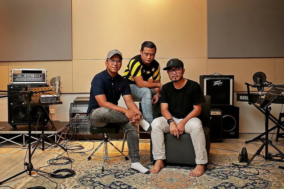MOHON MAAF: OKLETSGO telah mengeluarkan kenyataan memohon maaf atas kandungan rancangan mereka yang menyinggung wanita. Hos rancangan podcast OKLETSGO, terdiri daripada (dari kiri ) Encik Dzar Ismail, Encik Raja Razie and Encik Dyn Norahim. Foto diambil pada 19 Ogos 2019. - Foto fail