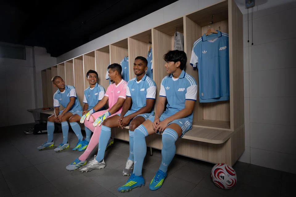 Jersi untuk dipakai semasa perlawanan di padang lawan pula menyaksikan kembalinya warna biru Coventry, iaitu warna yang pernah dipakai oleh pasukan yang memenangi Piala Malaysia pada 1977.