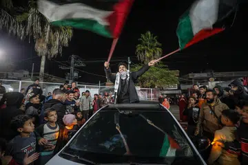 Rakyat Palestin di Deir al-Balah, Gaza bersorak gembira selepas perjanjian gencatan senjata dengan Israel, diumumkan pada 15 Januari