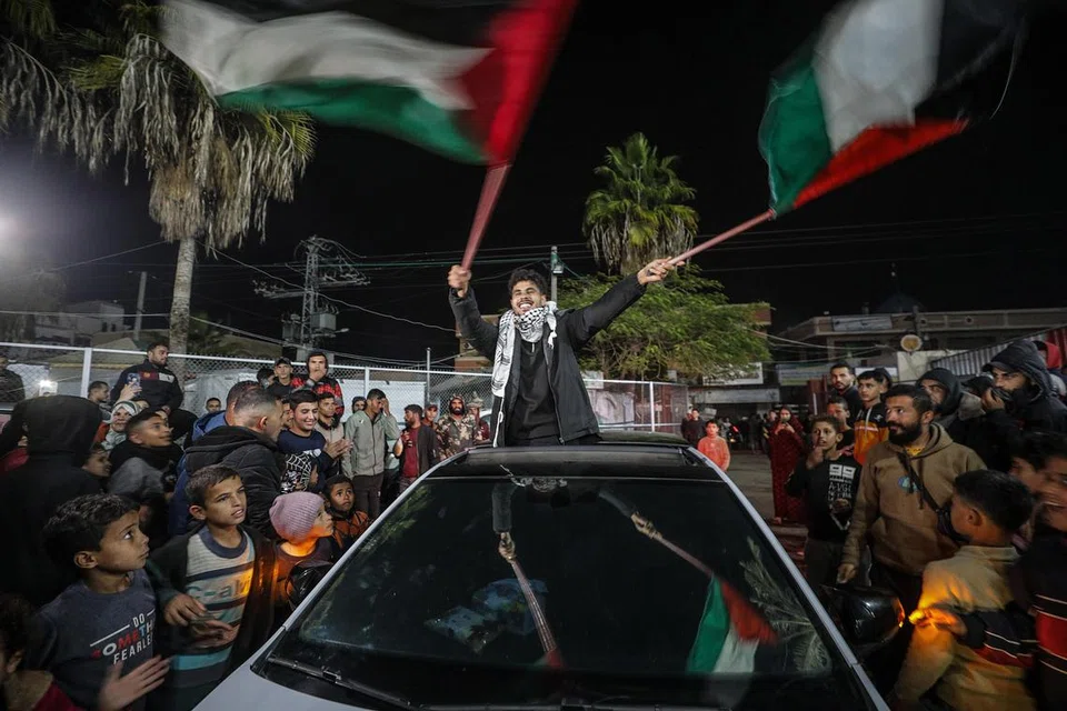 Rakyat Palestin di Deir al-Balah, Gaza bersorak gembira selepas perjanjian gencatan senjata dengan Israel, diumumkan pada 15 Januari
