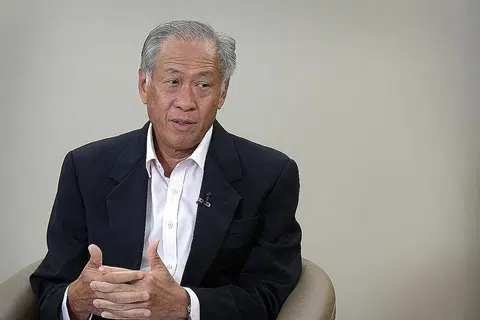 PERTAHANAN MASA DEPAN:Menteri Pertahanan, Dr Ng Eng Hen, bercakap dengan pihak media sempena Hari Angkatan Bersenjata Singapura (SAF) hari ini. Beliau menerangkan langkah yang bakal diambil bagi peningkatan aset dan penggunaan teknologi bagi menjadikan angkatan tentera lebih 'bijak'. - Foto BM oleh NG SOR LUAN
