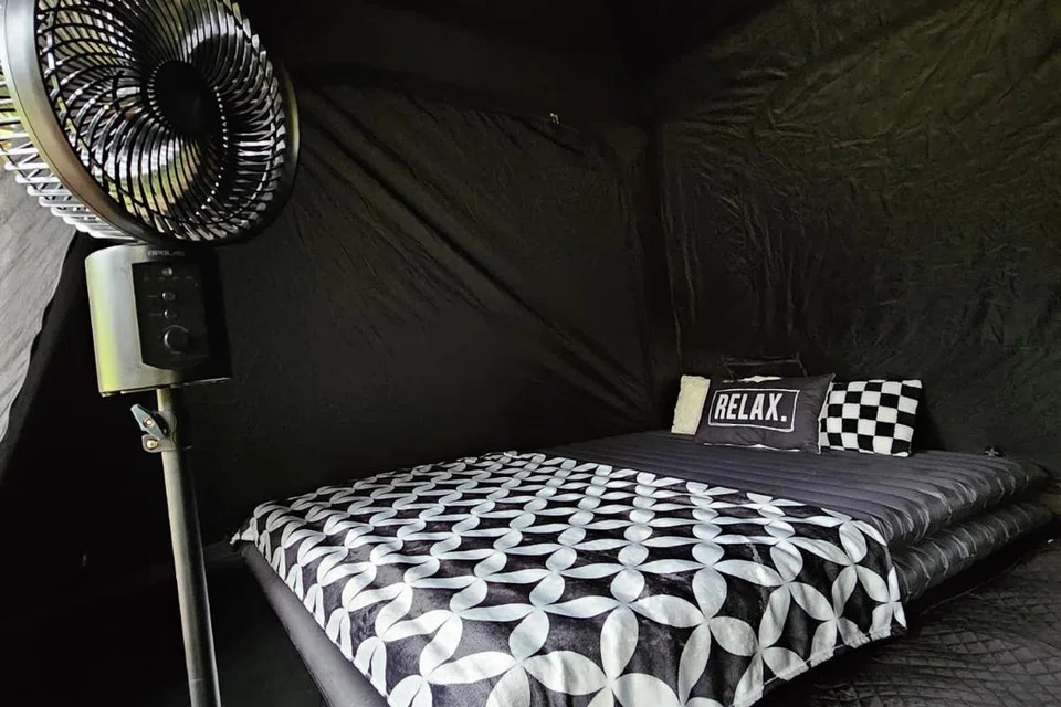 Tilam dan kipas dibawa supaya dapat tidur dengan selesa.