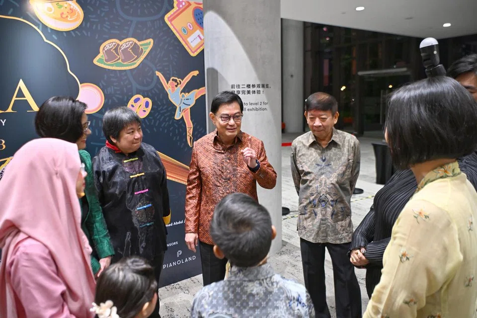 RAMAH MESRA: Tetamu Terhormat, Timbalan Perdana Menteri merangkap Menteri Penyelaras bagi Dasar Ekonomi, Encik Heng Swee Keat (empat dari kiri) beramah mesra dengan sebahagian hadirin. Turut hadir Ketua Pegawai Eksekutif, Cik Teo Lay Lim (tiga dari kiri) dan Pengerusi SPH Media Trust, Encik Khaw Boon Wan (lima dari kiri). 